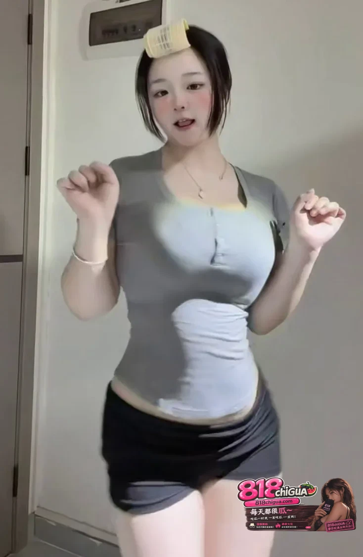 抖音网红大奶嫩妹令小林木裸舞私人定制情趣裸舞逆天豪乳挺拔陡峭妖娆艳舞魅惑众生！
