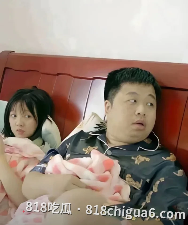 抖音网红我就是图图被前夫大V蓝战非曝光出轨事件!两人多年来的露骨聊天记录被挖出,母狗在床上挨肏,还被掰成一字马猛插。