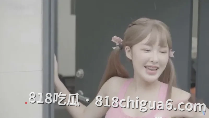 知名网红李娜娜在健身房拍摄的激情性爱视频！粉色紧身裤包裹着她诱人的身材，被强壮男子大鸡巴无套猛操白虎骚逼。