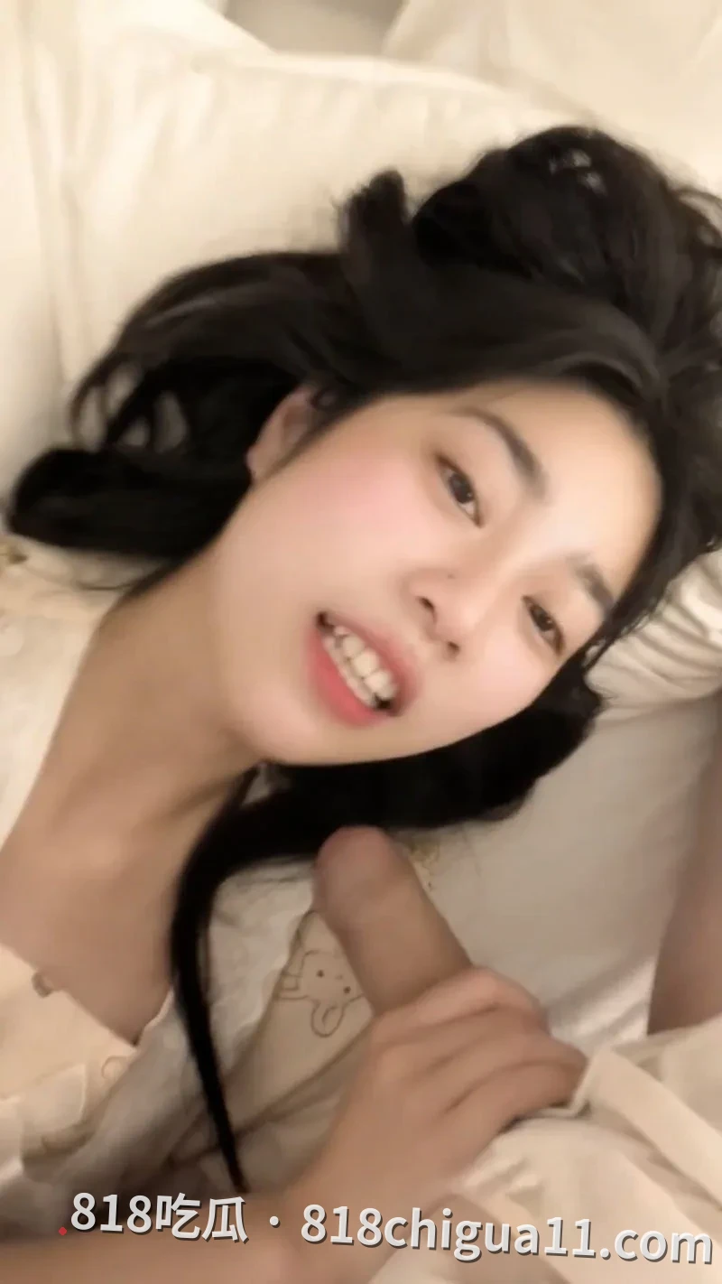 素人女神张菲菲私密约炮全过程清纯少妇如何一步步沦陷为欲女,白虎馒头穴被粗壮大屌完全填满,汁液横流的激情场景令人心跳加速。