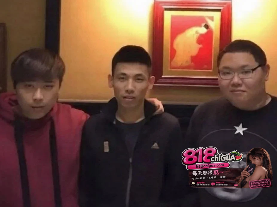 抖音760万粉丝网红巴旦木(谢丽华)闪婚前LOL职业选手五五开卢本伟,早期不雅视频里流出!全裸出镜揉捏粉嫩巨乳,特写镜头展示白虎小穴,引爆网络!