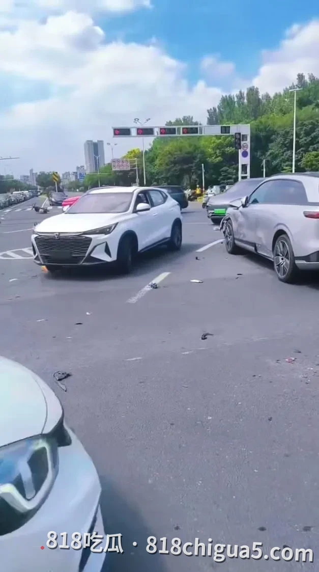 金坛金武快速路入口惨剧:醉驾男撞上外卖小哥,评论区直呼“可怜”!一死两伤。