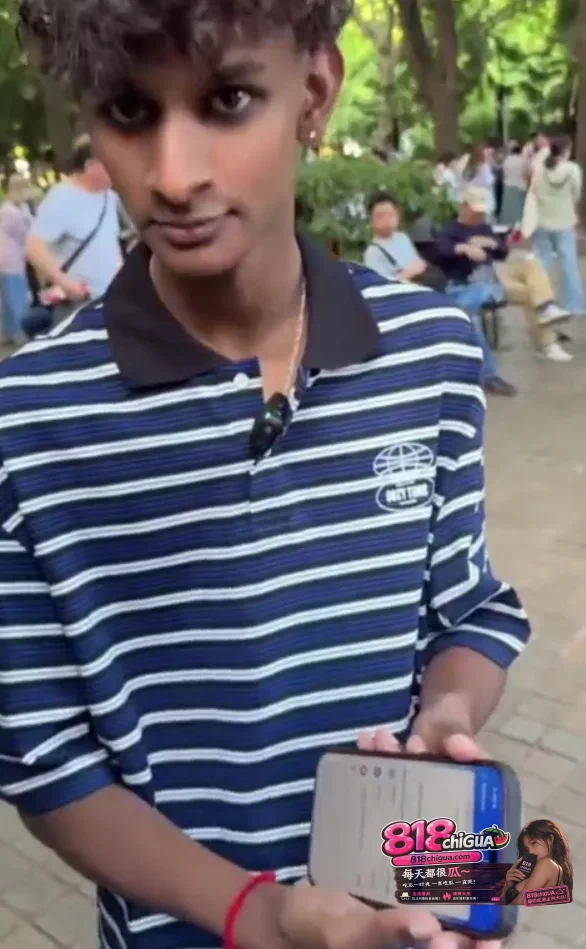 印度三哥来到上海相亲角相亲强调自己是印度高种姓可以给女方做咖喱牛肉。 结果被中国阿姨怼得一句话说不出!