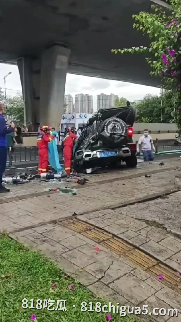 成都金丰高架越野车坠桥！7时42分清晨灾难，网友热心市民3分35秒拼出文明救援：护栏砸中电动二轮车，29岁司机抢救无效死亡，1死1轻伤！视频还原现场
