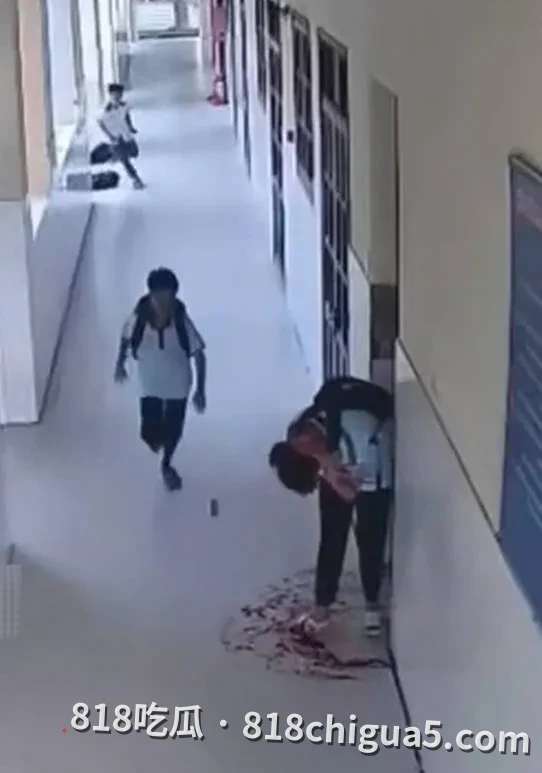 越南胡志明市ThạnhAn乡一所中学突发持刀伤人事件!15岁男孩校园袭击大开杀戒,导致多名同学重伤!网传为完成“系统任务”引发关注!