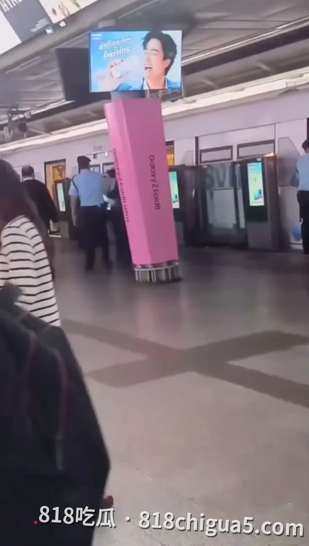 BTS Siam站爆发30人混战：两名高校学生当众被刺伤，曼谷繁华商圈沦为暴力修罗场
