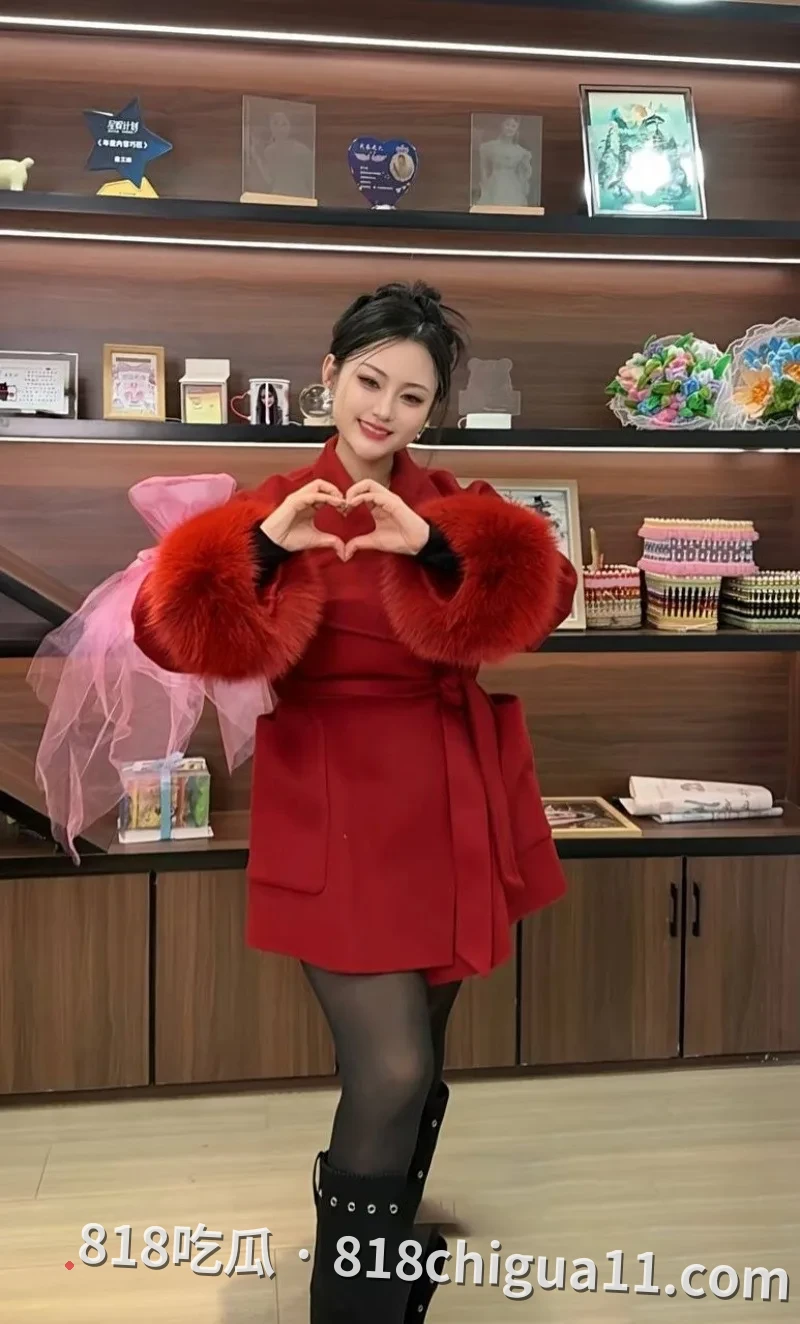 抖音百万网红唐三妹婚后出轨被曝光!原配离世后经常与情人地下恋情,还去KTV寻找男模满足自己,性爱视频惨遭扒出
