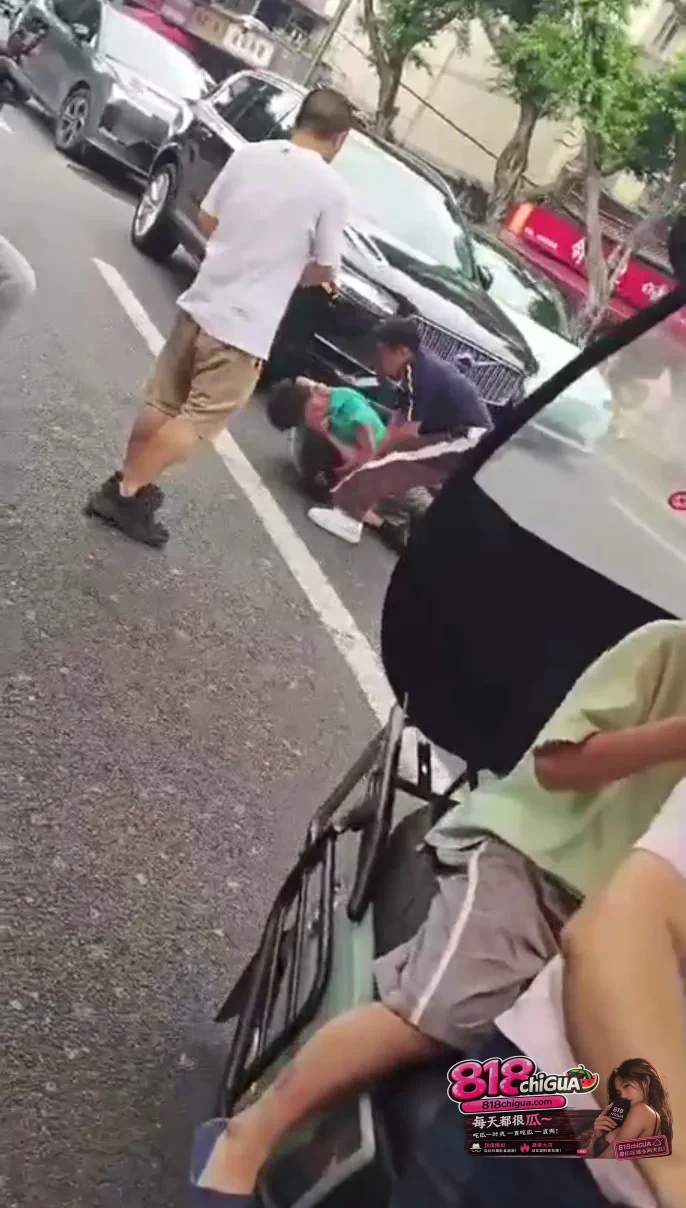 男女街头混战乱作一团:情绪失控的激情互殴,撕下的是法律与文明的底线