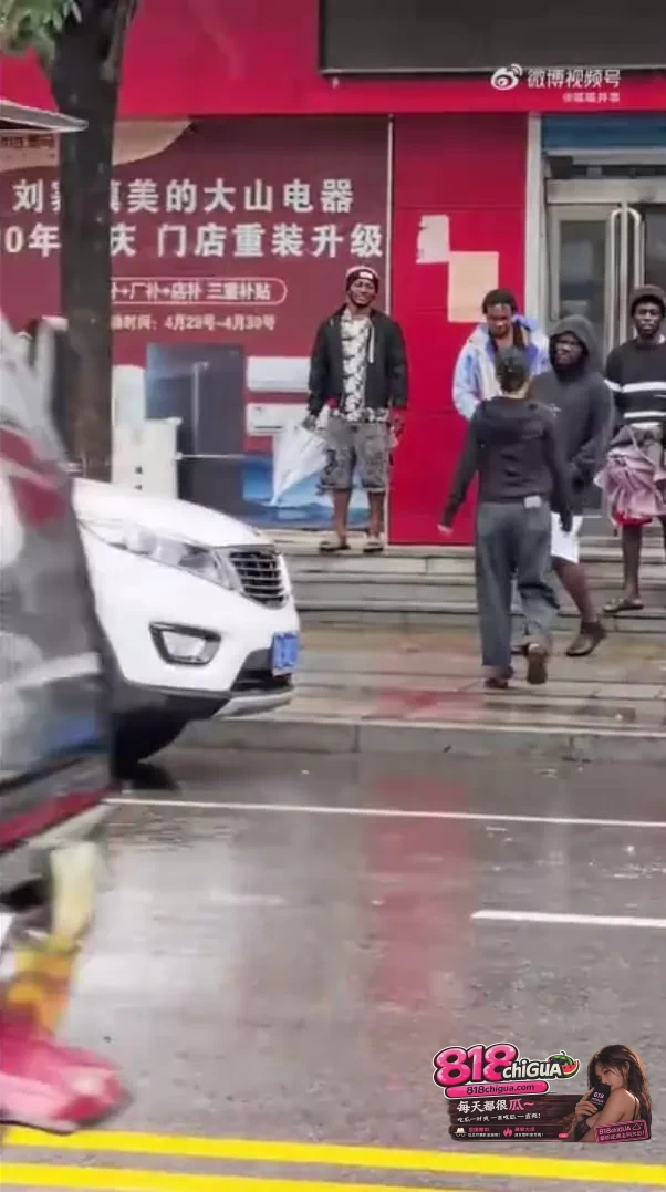河南两女子冒雨热情迎接非裔博主:“崇洋媚外”还是“有朋自远方来”的礼仪之争?