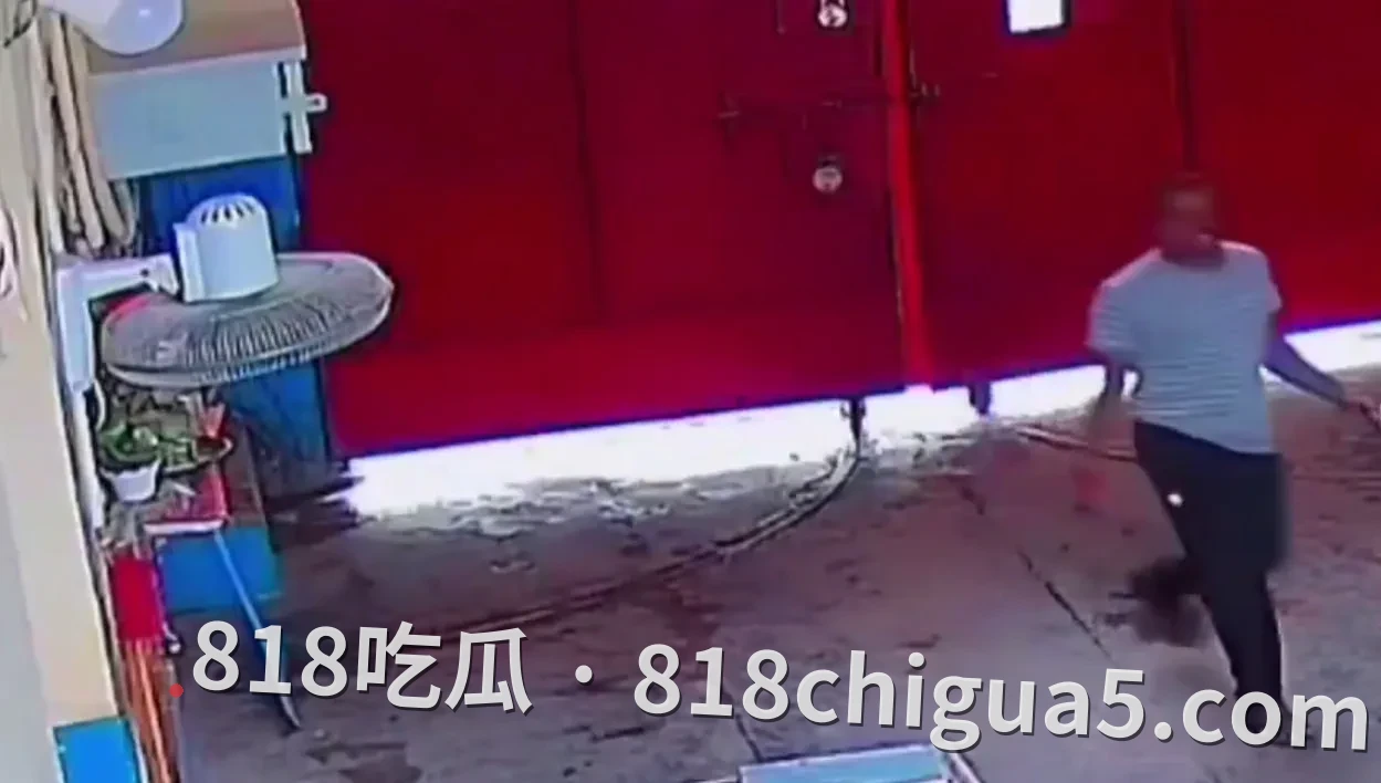 印度奇葩监狱再爆闻!囚犯居然能拿到狱警枪支越狱:保安“睡懒觉”任由囚徒“拿枪玩”?