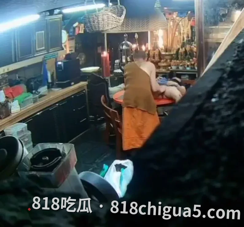 泰国佛教界震撼全国丑闻：大城府佛泰沙旺寺66岁住持龙婆初（阿提措法师）被捕，涉嫌挪用9200万泰铢寺庙捐款转给亲密女弟子！僧舍监控曝光住持在供桌上公然犯戒、与女子当场性交，泰国佛教崩溃了？