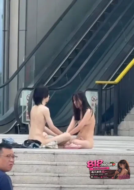 小说照进现实?浙江宁波一对情侣闹市街头赤裸相对而坐,双手掌心相对,姿势颇为特殊!网友热评,这是在修炼玉女心经吗?