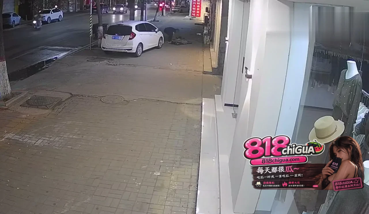 违停人行道被撞,电动车爬起就走!女车主哭诉“倒霉”,交警:你俩都不冤!