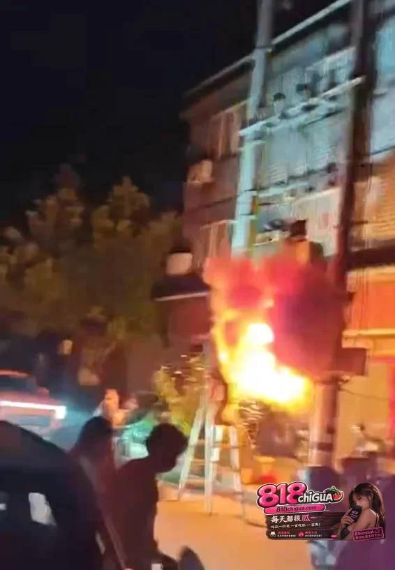 惊险一幕!某城中村变压器维修时突发爆炸,烈焰瞬间席卷现场,电工师傅被瞬间笼罩!