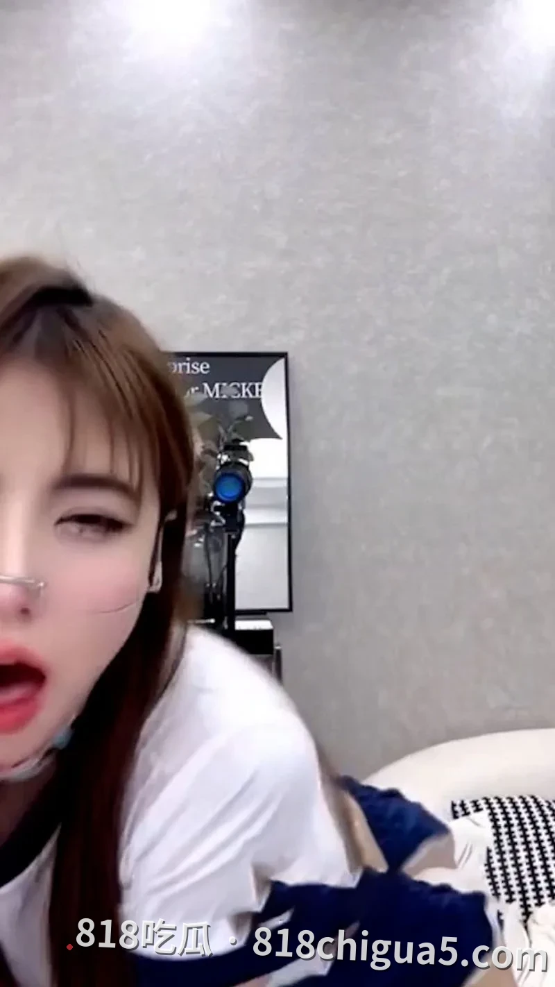 甜美形象掩盖淫荡本性,各种撩人舞蹈激起撸管的欲望 抖音网红小母狗八酱早期擦边直播间录像泄露,满脸一副求操的样子