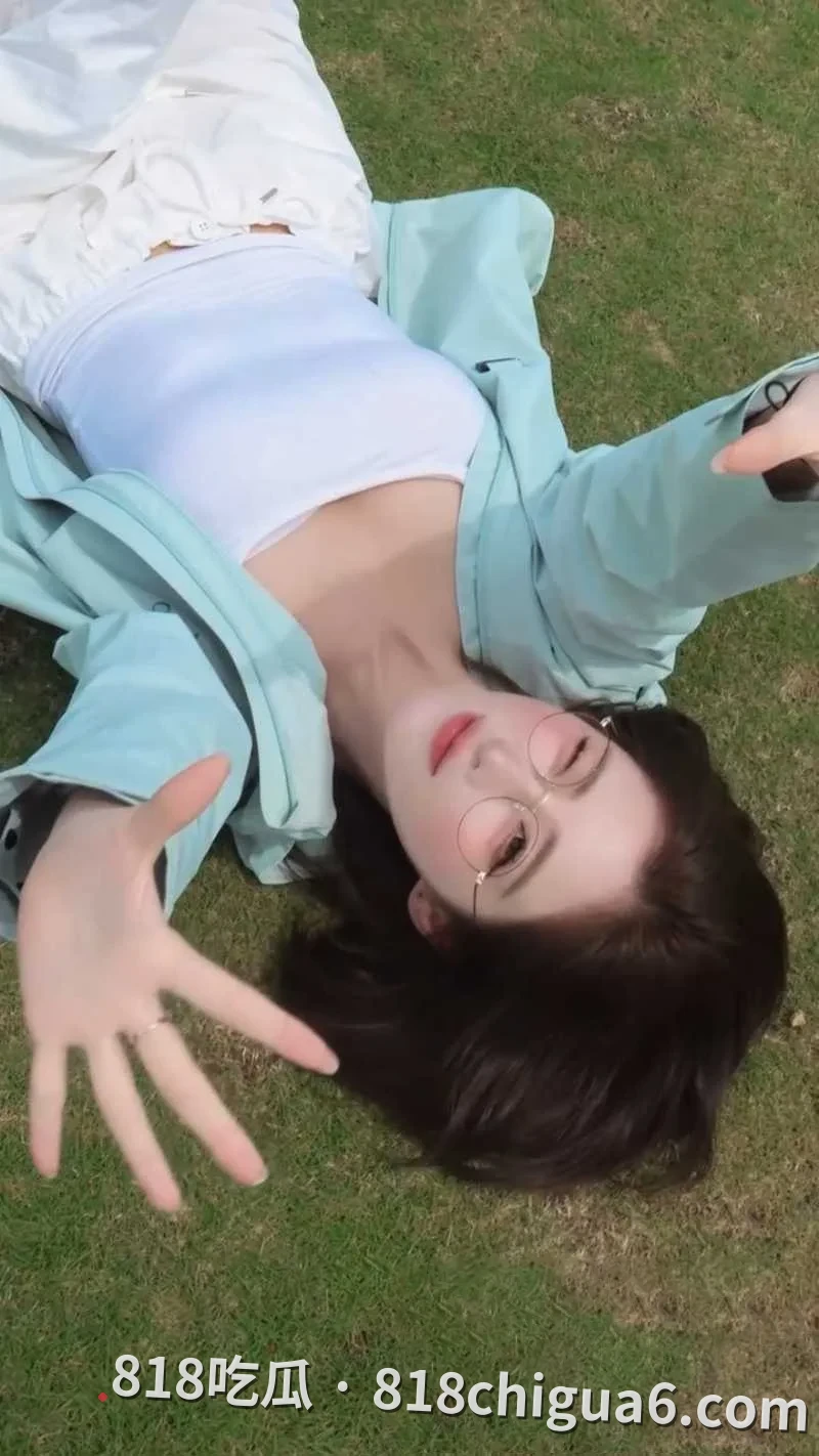 抖音百万粉丝冰糖小小酥私拍裸体视频泄密!反差萌眼镜女神真实一面,热舞劲歌抖动丰胸大奶,AI科技加持露出母狗骚样。