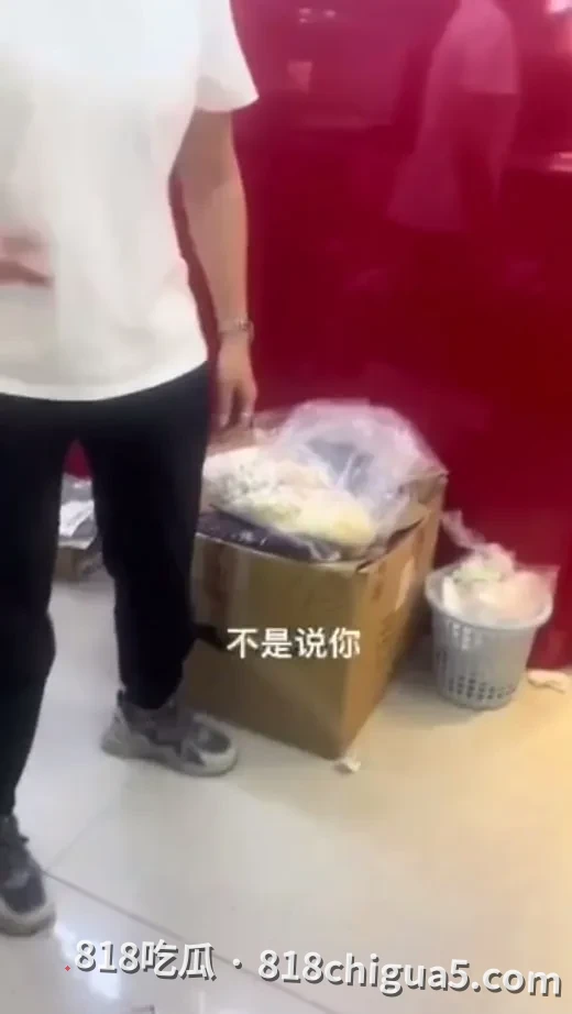 试衣后遗落旧衣裤，隔数日找上门索赔！店家到底要不要还衣服？顾客自己疏忽还是店铺保管义务？法院会怎么判？