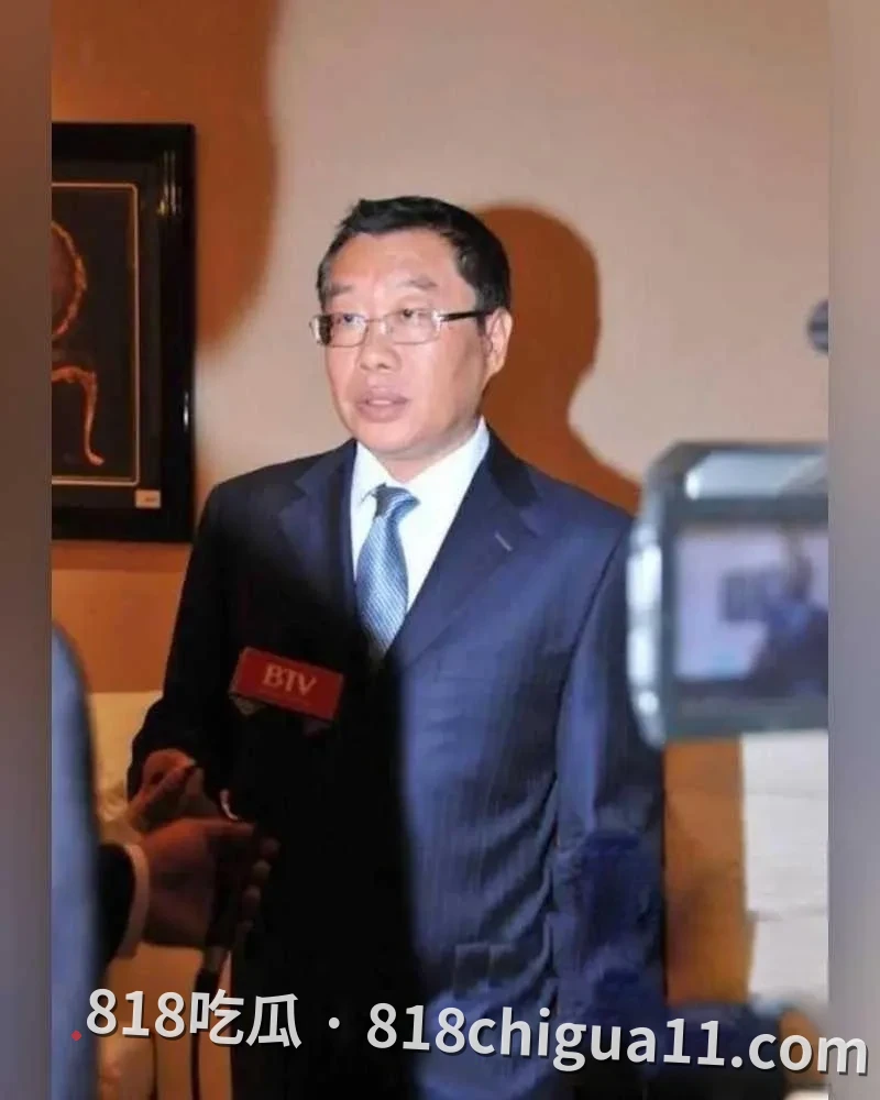 凤凰联动总裁张小波婚内出轨事件泄密!勾引女下属发生关系,导致对方意外受孕,最后以强势手段逼迫女人打掉孩子,性爱视频惨遭网友扒出曝光。