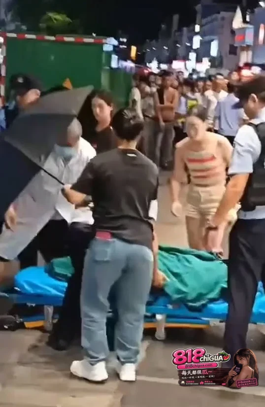 五灯坡突发砍人事件!20日晚广西五灯坡名称优品一男子不知何原因无差别随机砍人,造成一女子被捅重伤送医院救治!