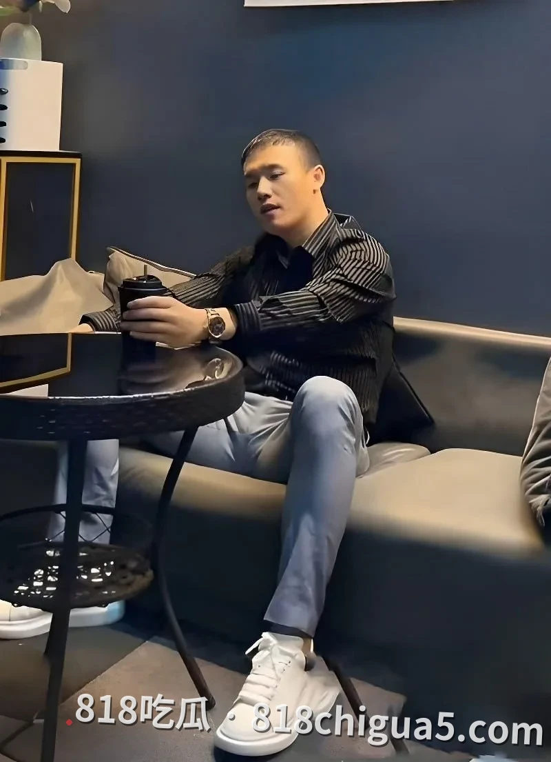 抖音网红英子直播怒撕前男友温枪枪 拿着原配的钱与女粉丝酒店打炮 母狗在床上吃鸡吧视惨遭曝光