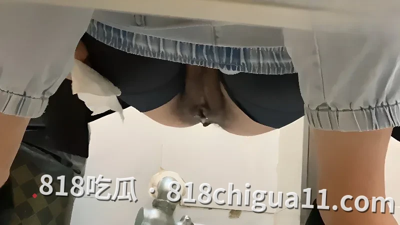 偷拍大神有一佳作 商场女厕偷拍美女蹲坑无死角各种鲍鱼看花眼 一个比一个骚