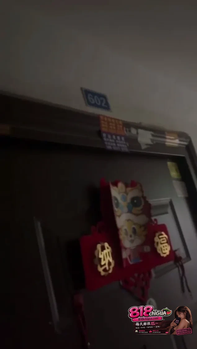 差评投诉引发疯狂报复!外卖员狂涂502胶水封死门锁,一气之下的代价有多大?