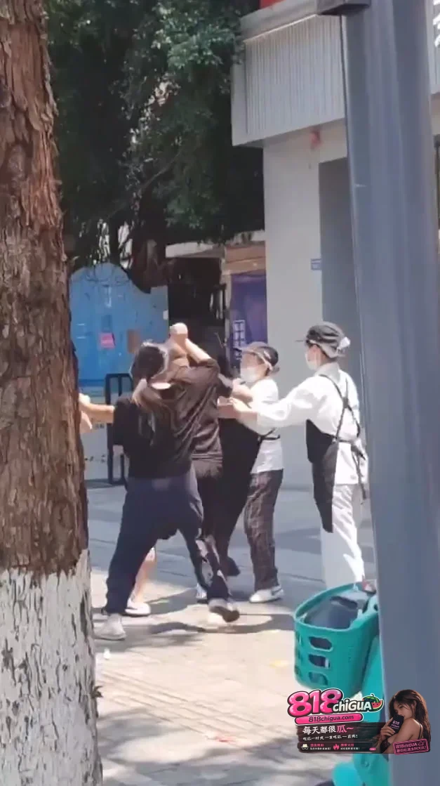 疯狂的茶百道打架1v4!线下混战冲上热搜,别让暴戾撕碎了品牌体面