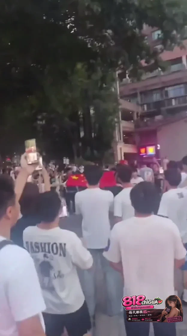重庆时代峰峻抗议现场管控再升级!多人被捕带上大巴,追星维权越界变成违法闹剧?