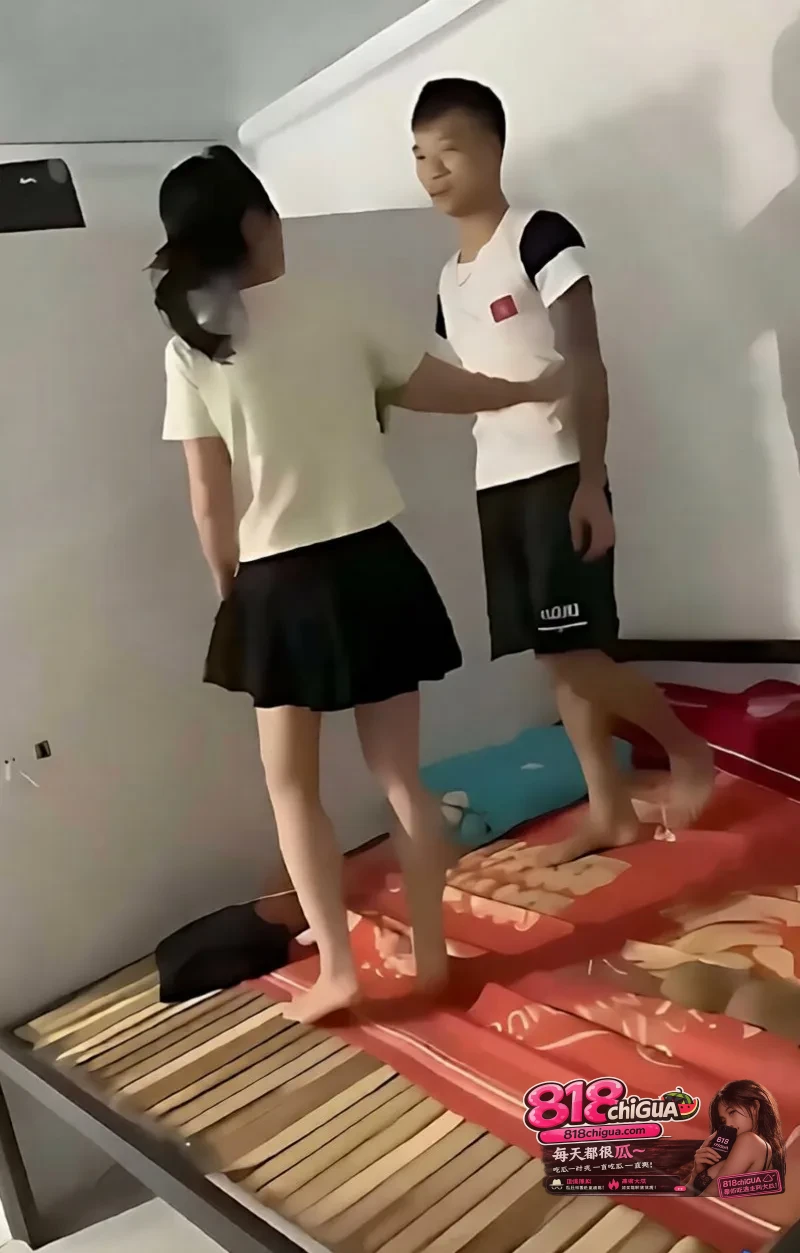 抓奸吃瓜 原配冲进卧室大逼兜暴打 奸夫淫妇打得晕头转向啪啪响