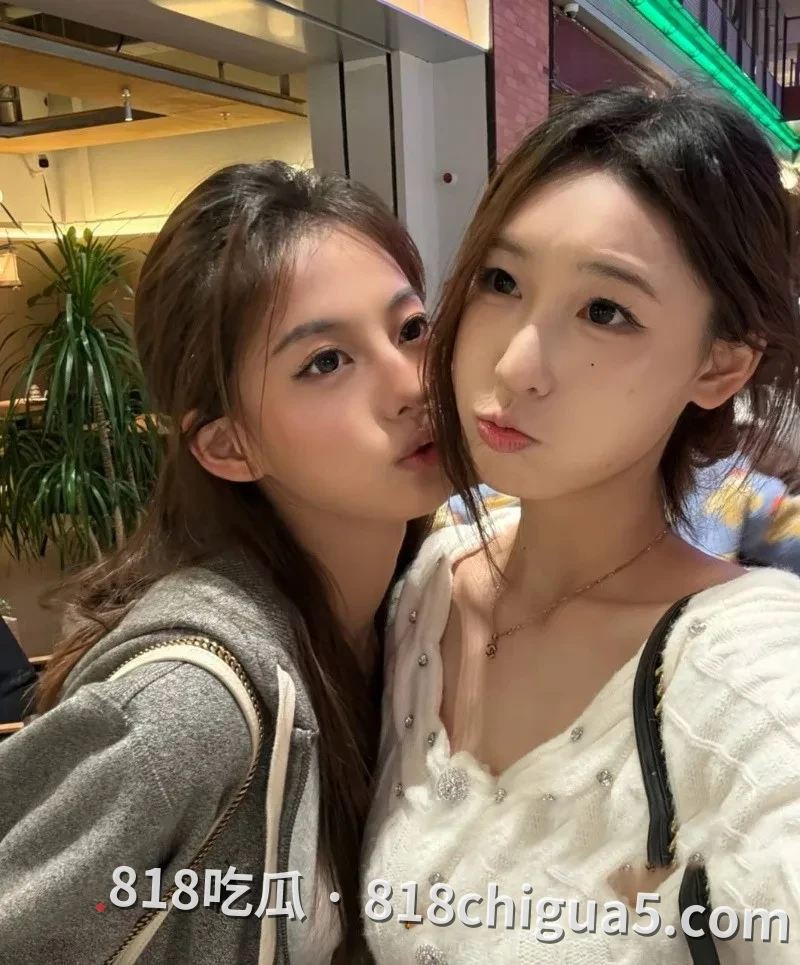 抖音网红博主ray找新欢性爱视频揭秘!表面人畜无害,私下竟是一个吸精狂魔,舌头主动舔出想把大鸡巴塞入口中。