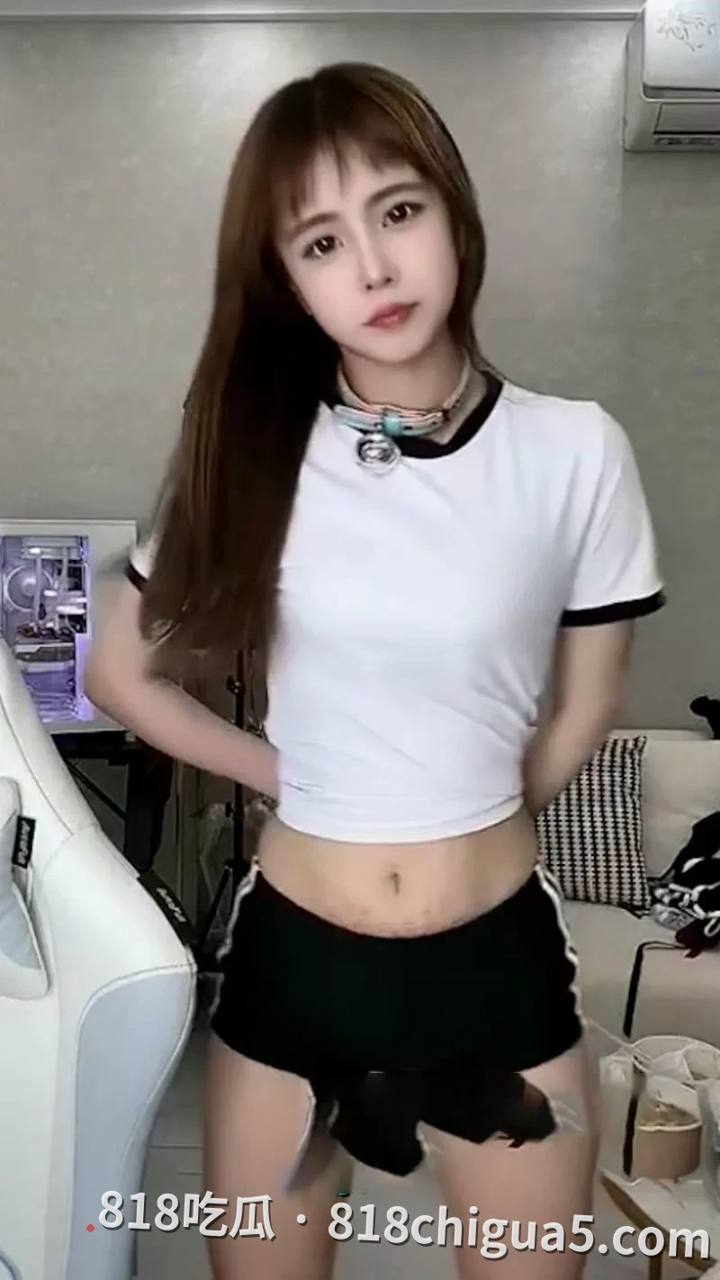 甜美形象掩盖淫荡本性,各种撩人舞蹈激起撸管的欲望 抖音网红小母狗八酱早期擦边直播间录像泄露,满脸一副求操的样子