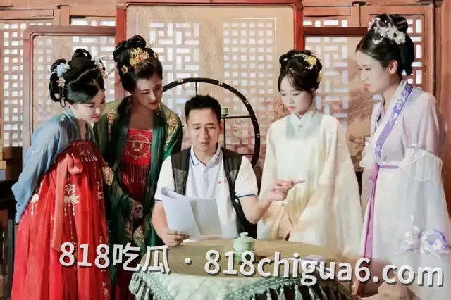 横店“落地签”火了，年轻人演反派，阿姨们演娘娘