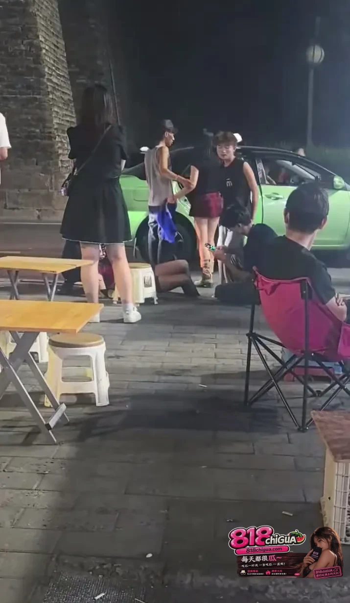西安街头醉酒出洋相!女孩子喝多了一时爽,第二天全网都是“笑话”