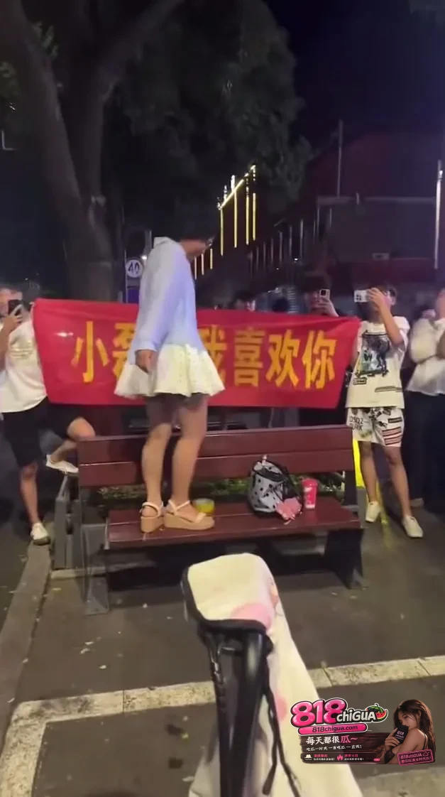 粉丝于冉冉线下表白被开播公开处刑!网红小磊子这一刀,斩断了多少人的追星妄想?