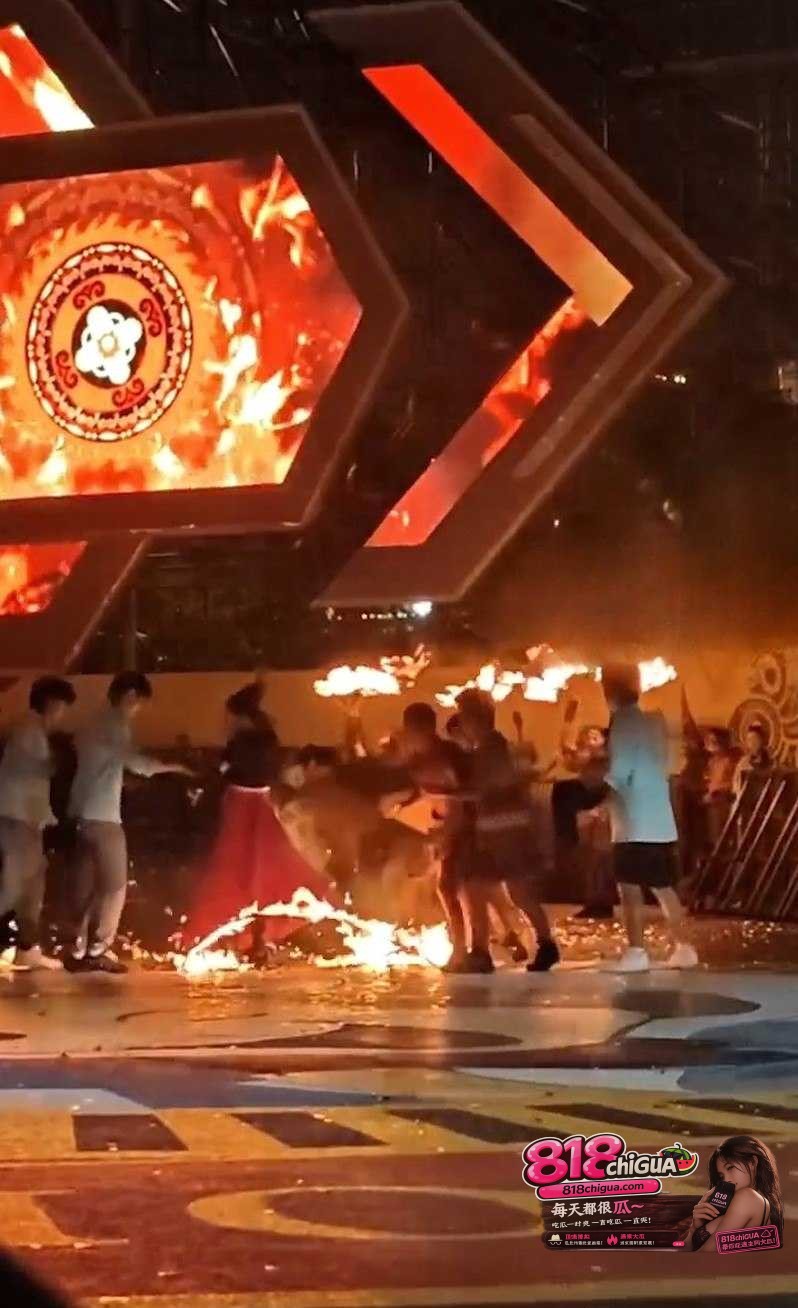 徐州乐园火裙舞事故女演员红裙被大风点着烧成半截哭喊狂奔满台跑!