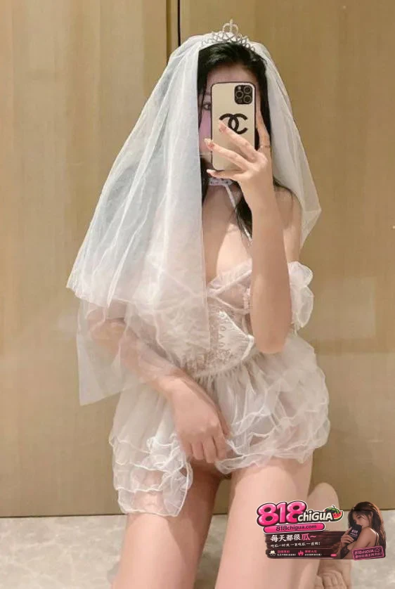 三人行快乐翻倍,极品高颜值御姐携手闺蜜共侍一男上演双飞大作,并排后入轮干两穴享受极致体验!