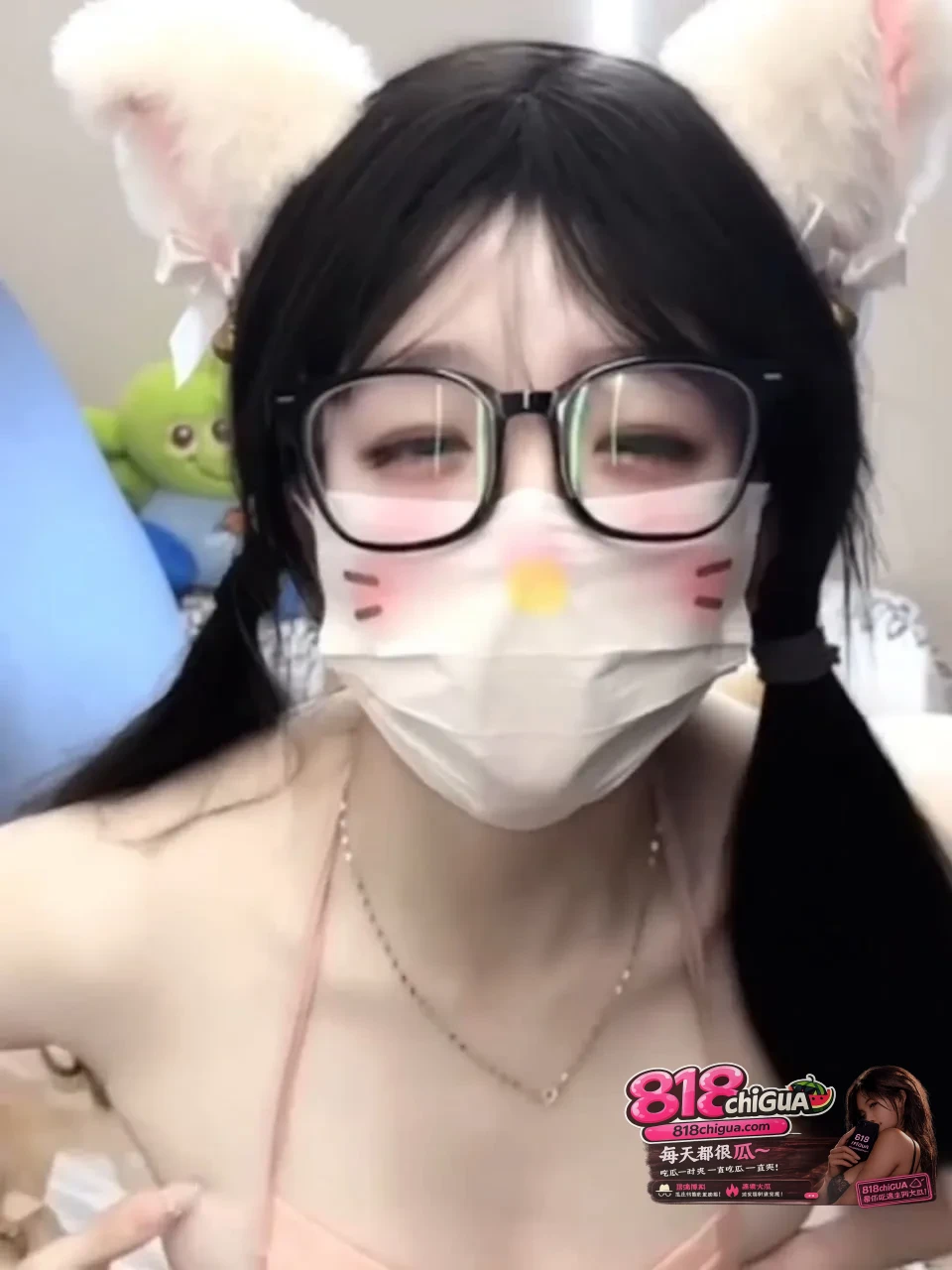 抖音高颜值萝莉30万粉丝网红笨蛋小鱼曼萝被假冒金主诱骗按要求肆意玩弄白虎骚穴殊不知纯被大哥当成母狗耍
