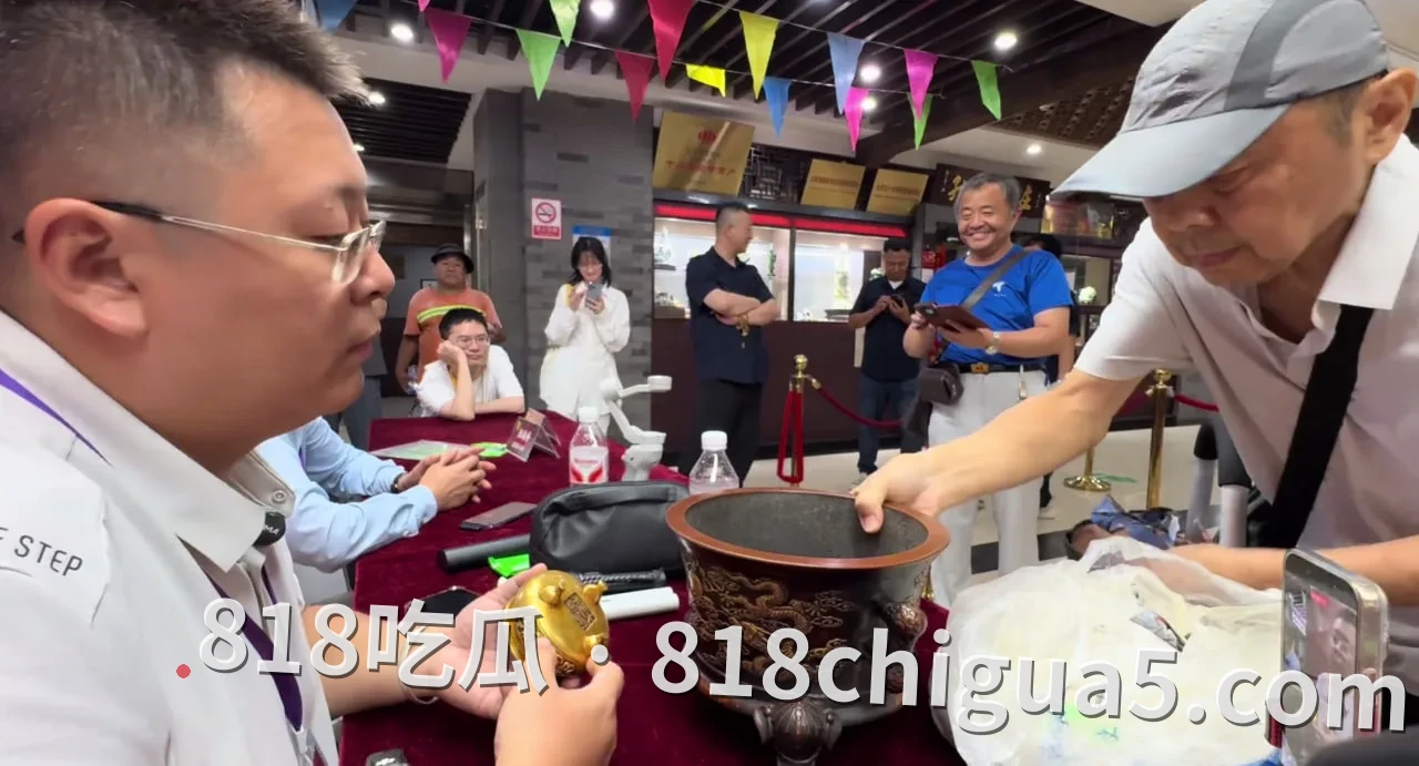 古董专家给老人家鉴宝说假的,老人直接不开心:一文专家劝诫,收藏陷阱警示与真实案例