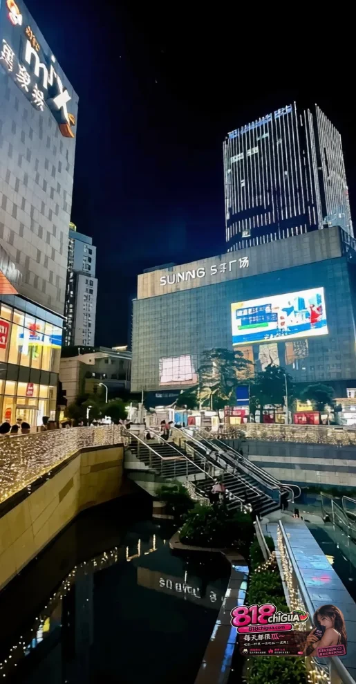 广东汕头苏宁广场发生一起女子跳楼事件 躺在地上一抽一抽的 满地的血