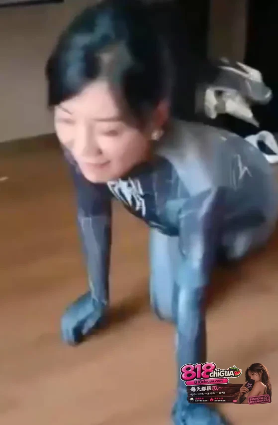 贵阳反差人妻孙晔子寂寞难耐,趁老公出差酒店约炮,被金主当母狗调教跪地口交,尿尿呲脸毫无下线!