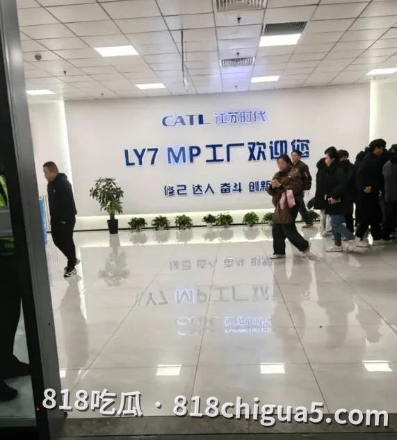 又疯了一个牛马，江苏溧阳时代LY7工厂裸奔事件！打工人上个厕所接喜提书面警告，情绪崩溃当场裸奔！