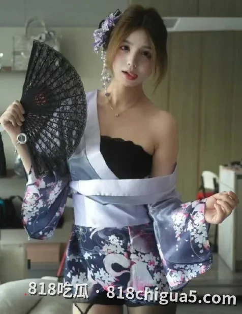 抖音反差婊八酱早期黑料视频最新流出,直播骚舞扭到发情,露奶抖臀身姿火辣看的人只想射