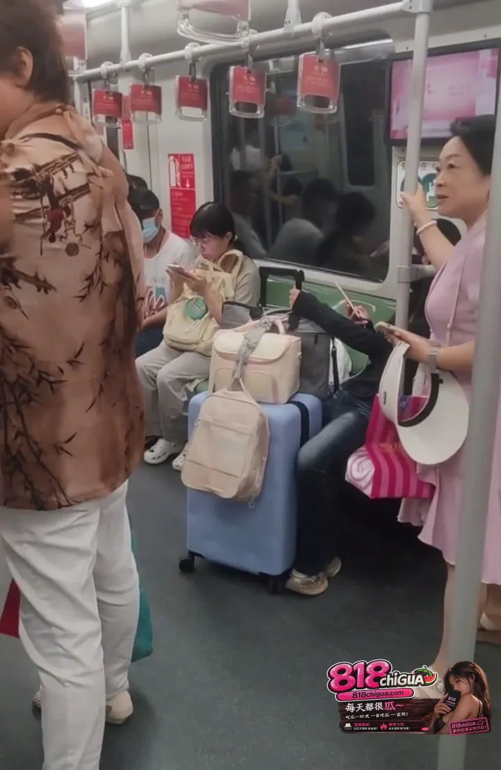 行李多能理解,拿包占位就不道德了!地铁这一幕,自私得令人窒息!
