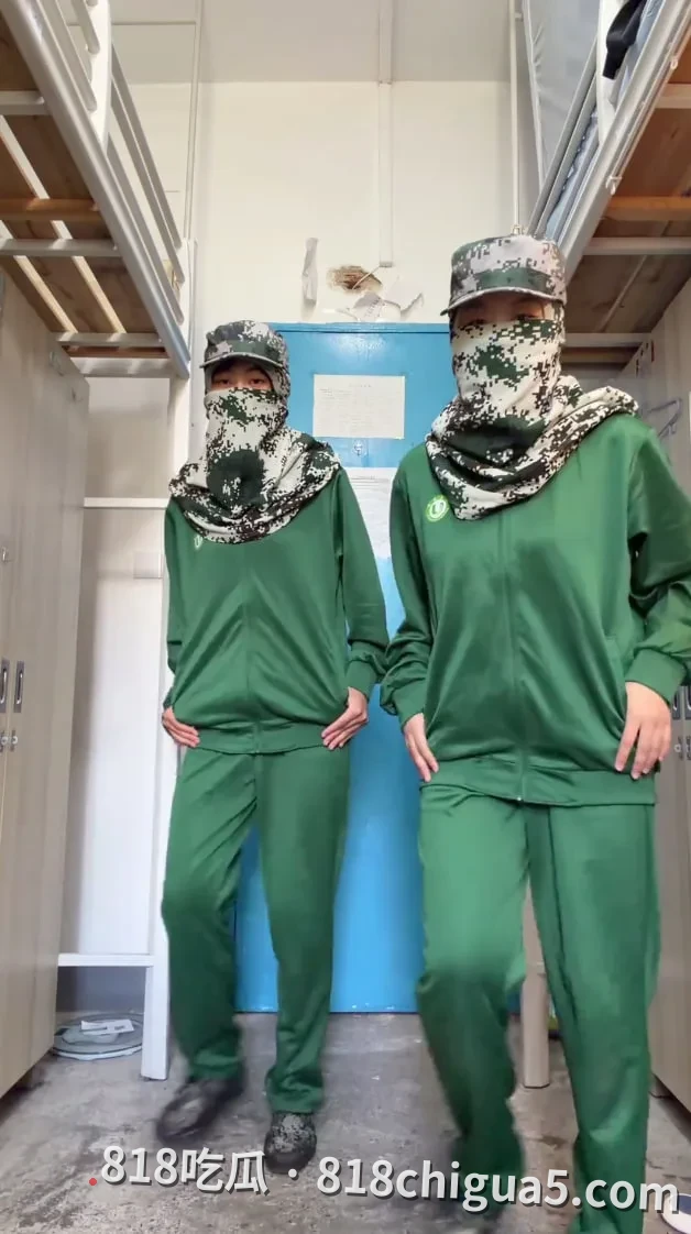 江苏大学史上最丑军训服诞生!网友直呼“堪比KK诈骗园区”,大学军训服装成网络黑点,学生:太难看太丑太搞笑!