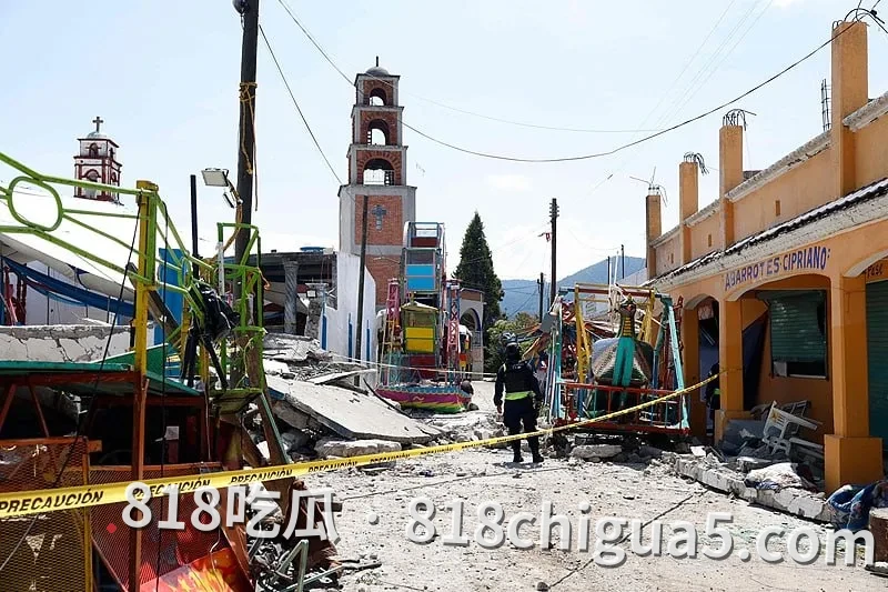 墨西哥圣徒节惨剧:特马斯卡辛戈教堂旁烟花仓库爆炸致10死超60伤,庭院坍塌现场狼藉!