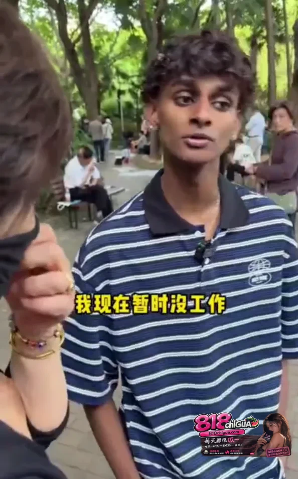 印度三哥来到上海相亲角相亲强调自己是印度高种姓可以给女方做咖喱牛肉。 结果被中国阿姨怼得一句话说不出!