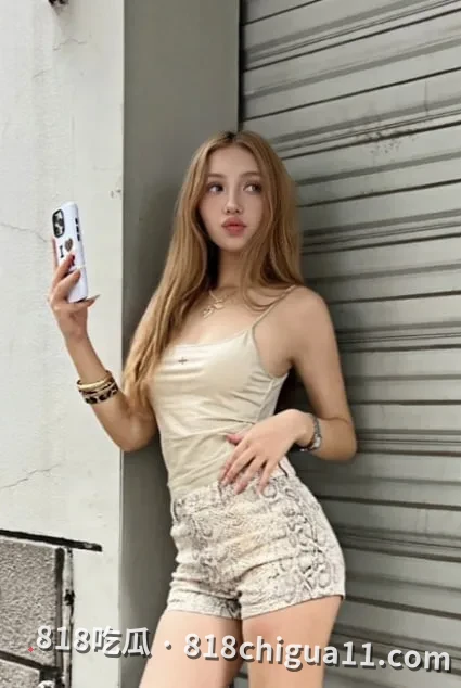 重庆骚浪贱黄毛母狗李婉性爱视频曝光!整天欲求不满就是个吃鸡小能手,奶子又大屁股又翘,高潮了都不肯停下休息一下。