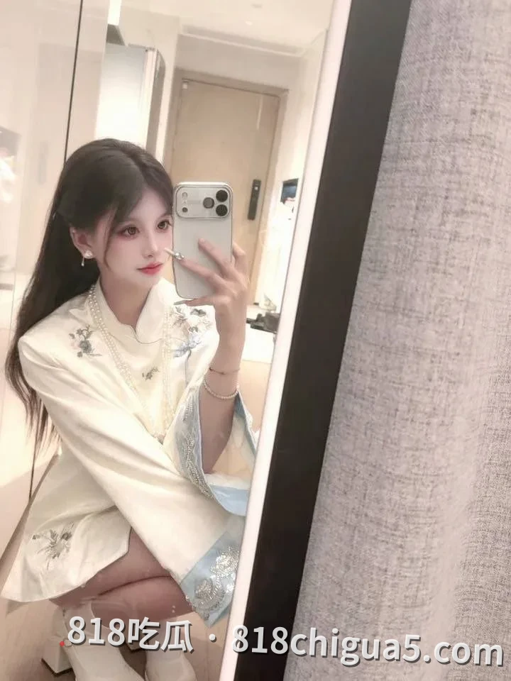 广西表妹白玥拿起手机边被操边自拍录制视频！主动女上位骑乘摇晃榨精 ，眼睛特别好看逼毛浓密大屌一插就出水。