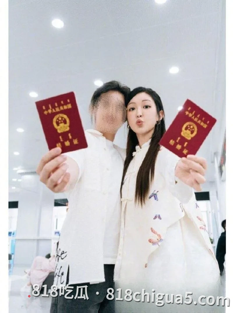 抖音网红张凯毅官宣离婚！4斤黄金凤冠神仙爱情仅两年就散，如今离婚后彻底放飞约炮成性，淫秽视频全网疯传被怒喷荡妇！