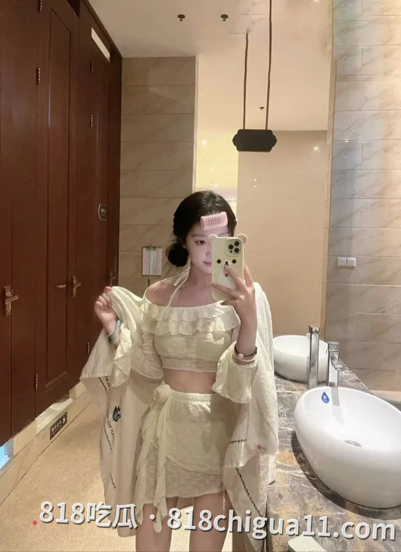 浙江甜美女大学生徐春婵性爱视频曝光！外表清新脱俗私下竟是抖M女王，拥有突出的腰臀比例，却喜欢被粗暴对待，最后像只乖巧小狗般跪伏在地上。